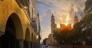 Sunset view of Mérida Cathedral and colonial arches in Yucatán, Mexico, a starting point for the best tours in the region